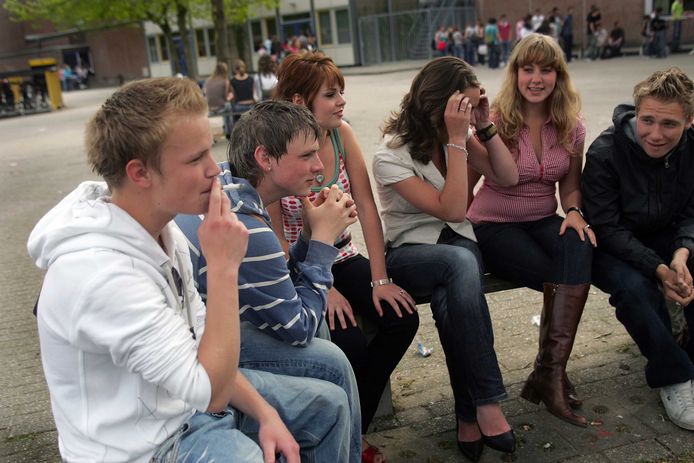 Roken op het schoolplein was vroeger gebruikelijker dan nu, maar is nog niet overal verboden. Dat verandert wel: in 2020 wordt het bij wet verboden.