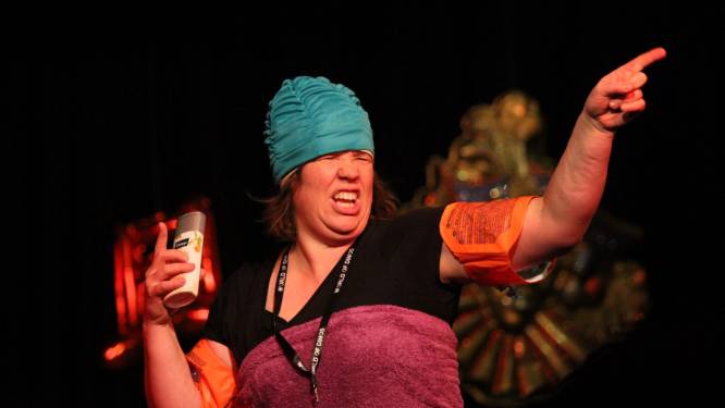 Een hakkende prins carnaval op de bühne tijdens Bonte Avond in Zwetsdonk