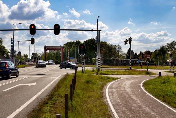 De Beekse brug met rechts de Bosscheweg. Nu verleggen van het kruispunt geen optie is om de fileproblemen op te lossen, zoekt de provincie de oplossing toch in afsluiting van de sluiproute.
