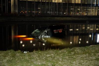 Automobilist rijdt sloot in op A59 bij Nieuwkuijk, gewond naar ziekenhuis