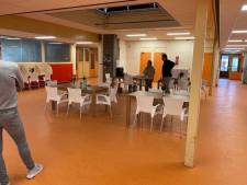 Vluchtelingen die worden opgevangen in Delden verhuizen naar schoolgebouwen in Goor en Markelo