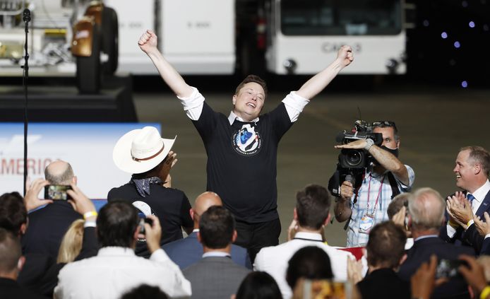 SpaceX-oprichter Elon Musk springt een gat in de lucht.