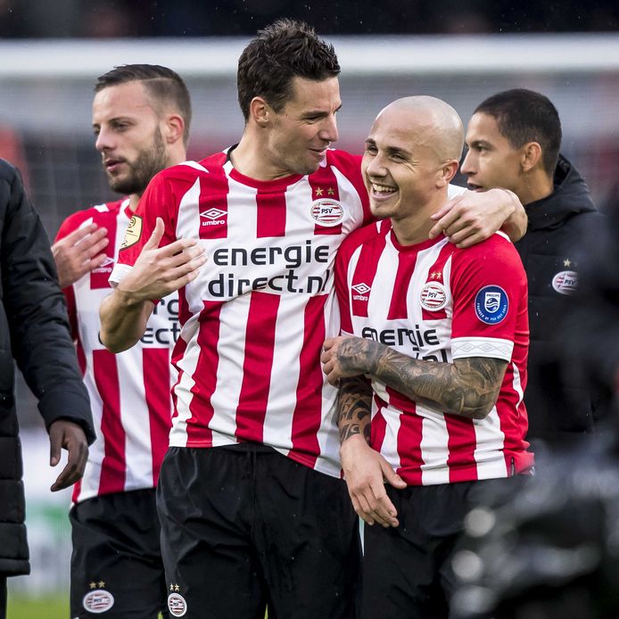 Nick Viergever en José Angeliño vieren de zege op Ajax.