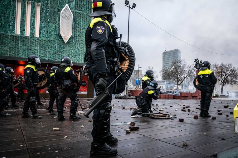 Demonstranten worden door de politie van het 18 Septemberplein verwijderd.  Beeld ANP