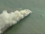 Iconische pier in Californië omhuld door rook bij brand