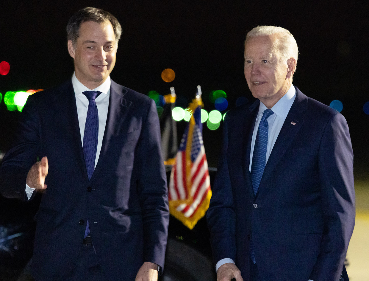 De Amerikaanse president Joe Biden wordt bij aankomst op het vliegveld verwelkomd door premier Alexander de Croo.  Beeld BELGA