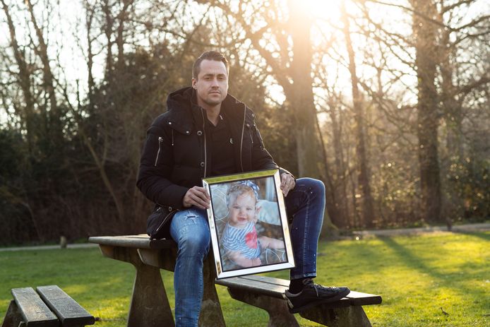 Dyon Worst met een foto van zijn dochtertje Yara.