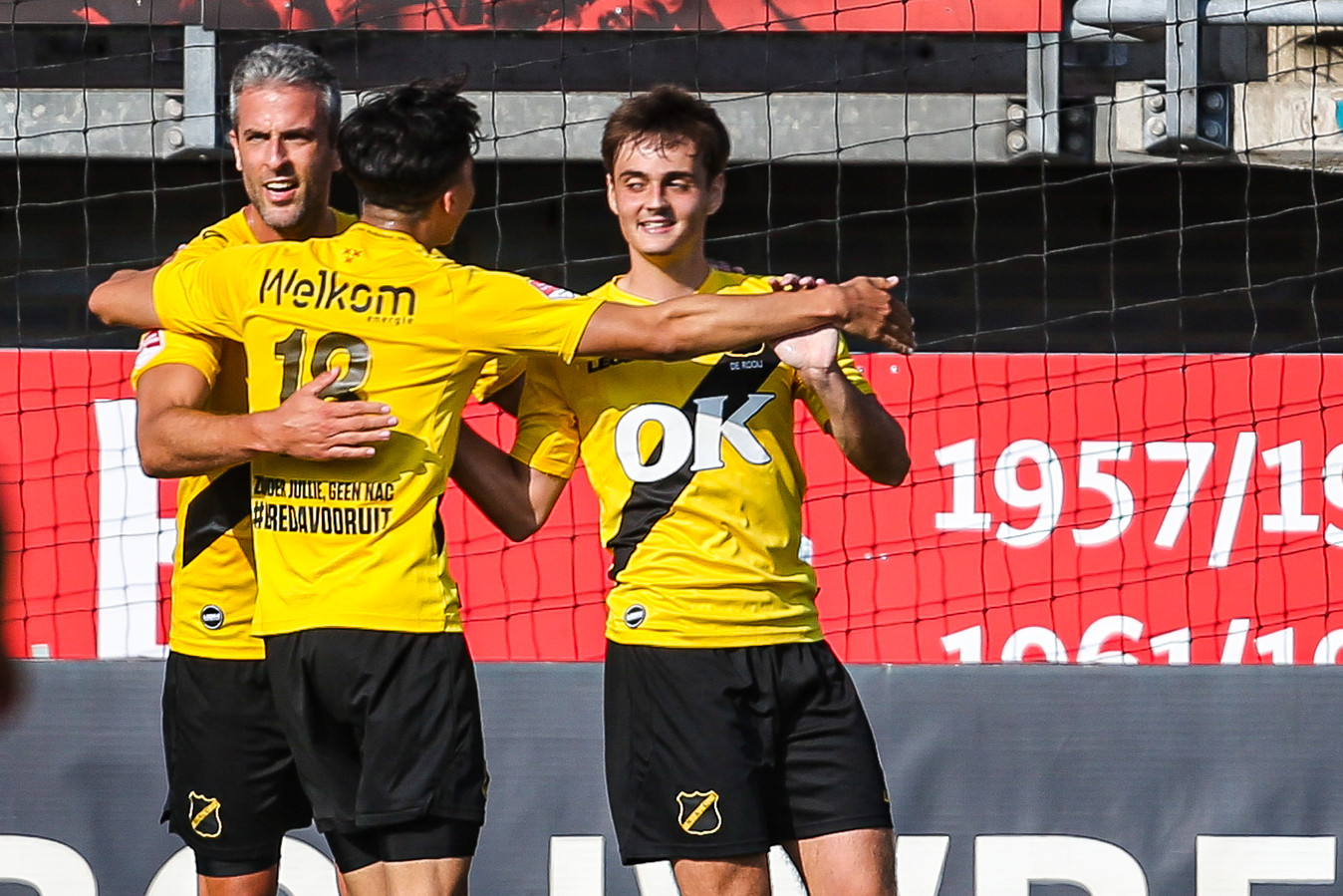 Ralf Seuntjens en Yassine Azzagari vieren het doelpunt van Kaj de Rooij.