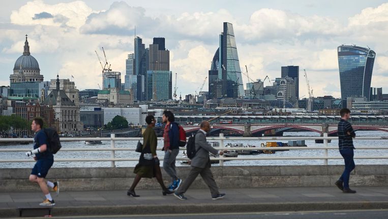 Uitzicht op de wolkenkrabbers van de City vanaf Waterloo Bridge. Beeld afp