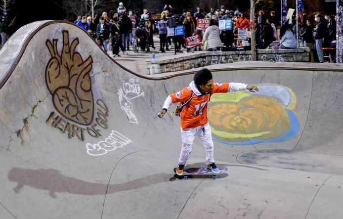 Skaters in Atlanta brengen een eerbetoon aan skatefanaat Tyre Nichols.