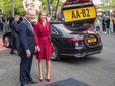 Máxima samen met burgemeester Ton Heerts, woensdag in Apeldoorn. Rechts naast haar de Audi met kenteken AA-82.