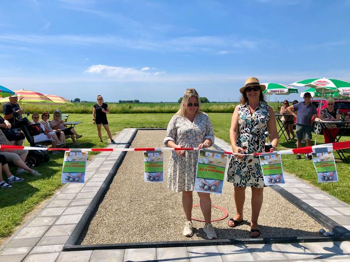 Sigrid Noordijk en Jacqueline Pop openen de jeu-de-boulesbaan in De Heen.