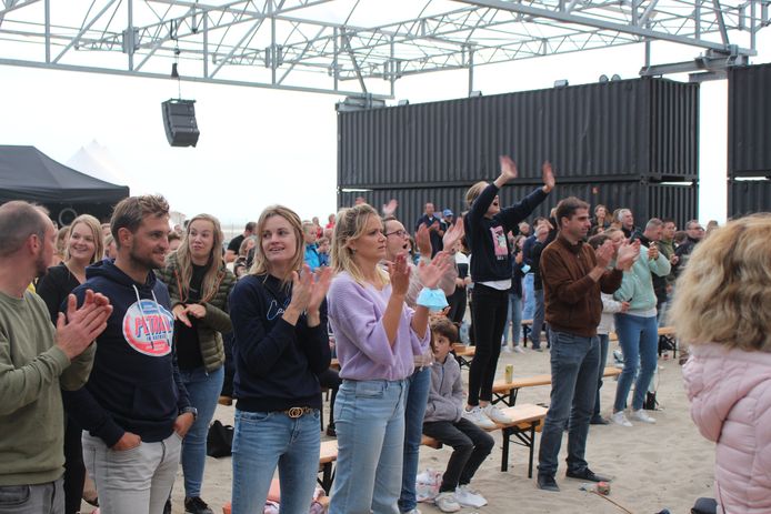 Regi trapte z'n zomertournee af op het strand van Zeebrugge en bracht Camille, Olivia en Jaap Reesema mee