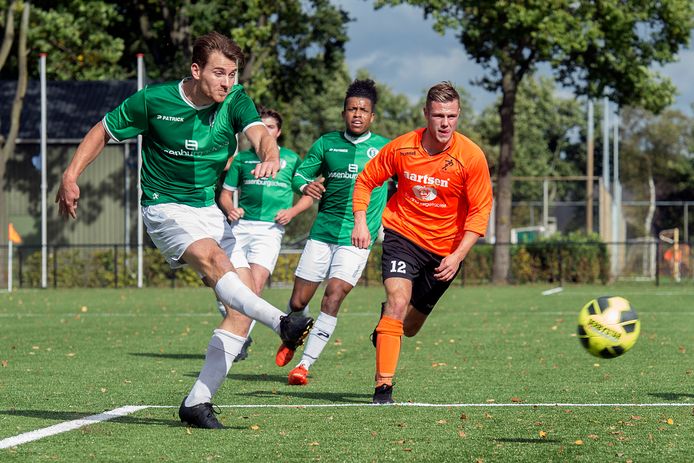 Bavel-spits Niek Akkermans scoorde de tweede treffer van zijn ploeg. Hij zag tegenstander Kruisland in blessuretijd alsnog langszij komen. (archieffoto)