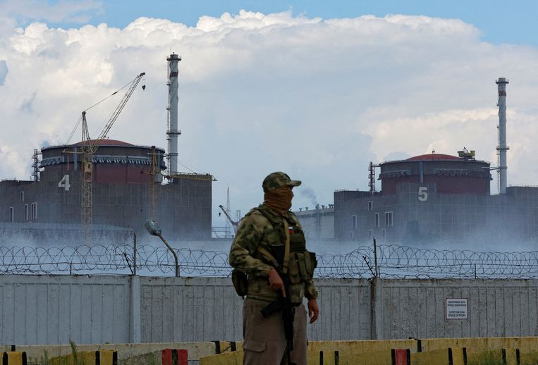 Een Russische militair houdt de wacht bij de kerncentrale van Zaporizja. Beeld REUTERS