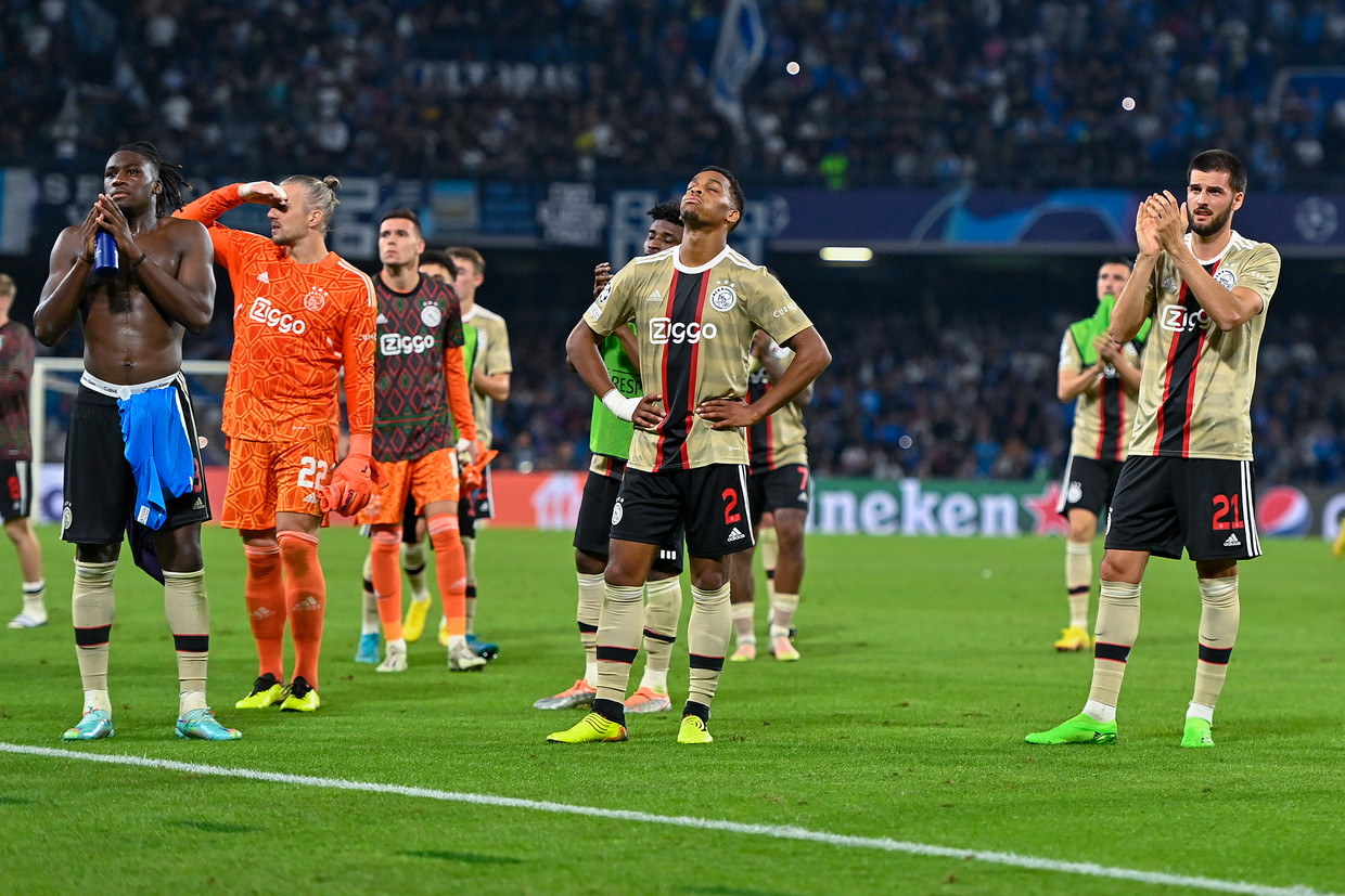 Ajax na de nederlaag bij Napoli (4-2). Eerder had de Italiaanse ploeg al met maar liefst 6-1 in Amsterdam gewonnen. Beeld Pro Shots