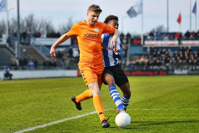 ASWH-spits Daniël Wissel wordt op de huid gezeten door Nigel Ogidi Nwankwo van Quick Boys.