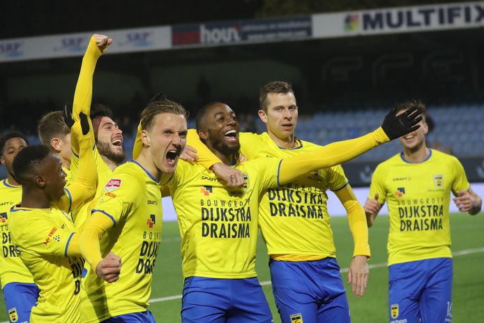 Vreugde bij Cambuur na de goal van Calvin Mac-Intosch (midden).