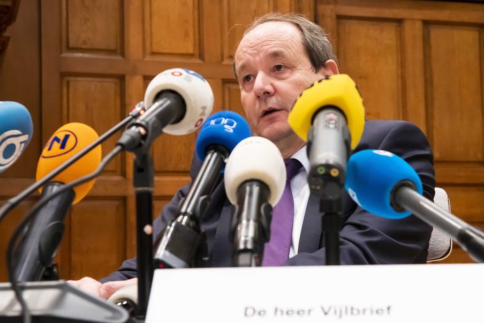 Staatssecretaris Hans Vijlbrief van Mijnbouw tijdens zijn bezoek aan Groningen.
