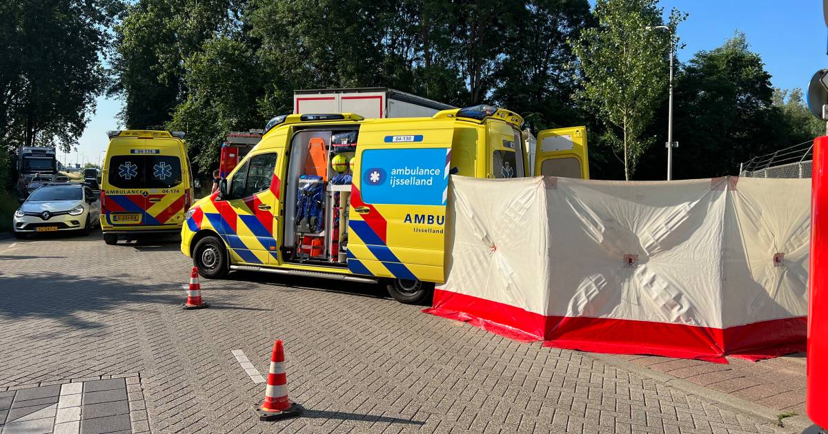 Scholier ‘in zeer kritieke toestand’ na ongeluk met vrachtwagen in Deventer.