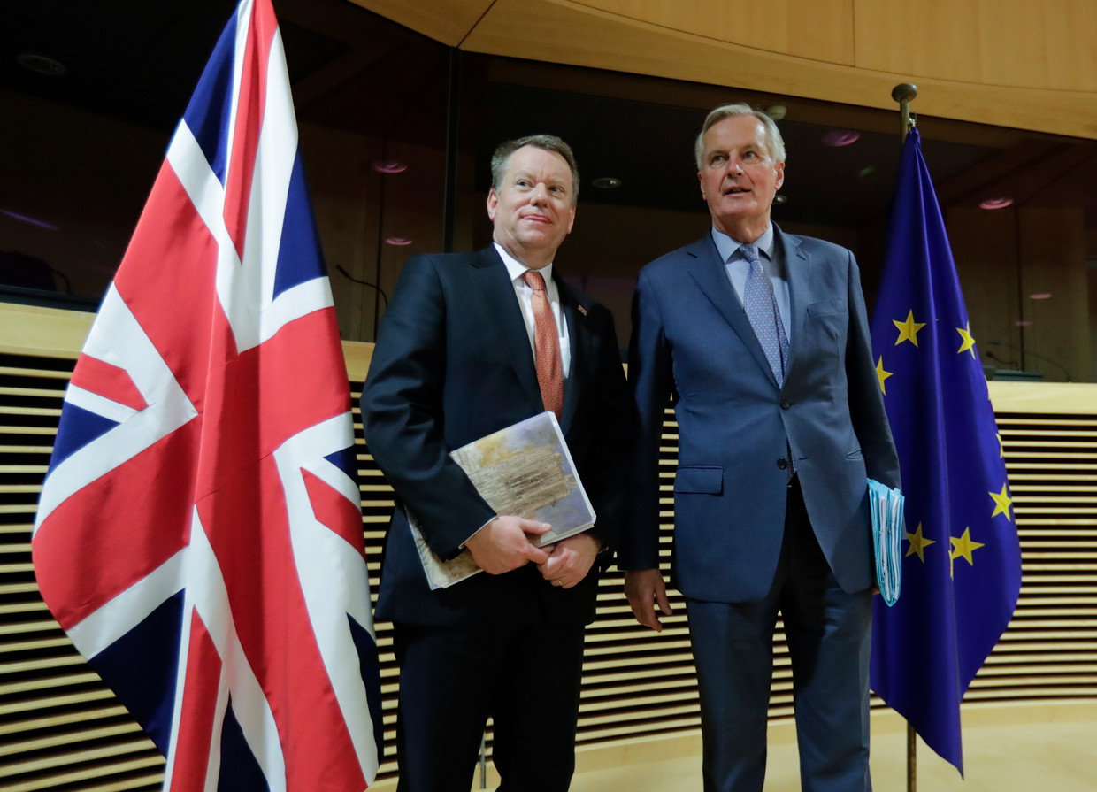 De hoofdonderhandelaars van de brexit: Michel Barnier (rechts en onder) en David Frost.  Beeld AP