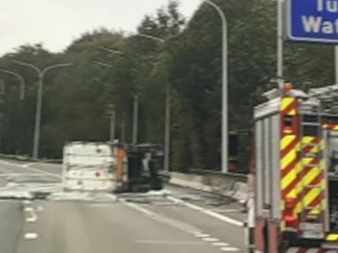 Brusselse ring afgesloten nadat chemisch product uit gekantelde vrachtwagen lekt