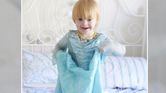 Noah draagt bijna de hele dag zijn favoriete Elsa-jurk.