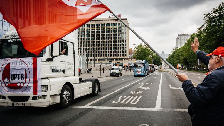 2015: Boze vrachtwagenchauffeurs betogen tegen kilometerheffingen. Beeld © WOUTER VAN VOOREN