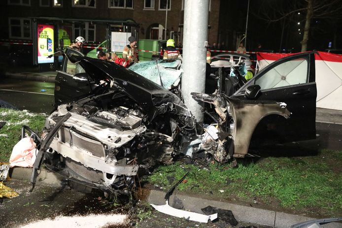 Het wrak van de Mercedes na de aanrijding op de Johan de Wittlaan in Arnhem.