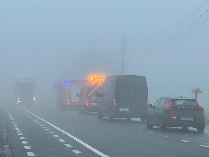 In de dichte mist moest de brandweer een mazoutspoor opruimen op de Brugsesteenweg.
