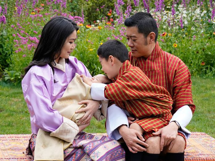 Il re Jigme Khesar Namgyel Wangchuck e la regina Jetsun Pema con i loro figli.