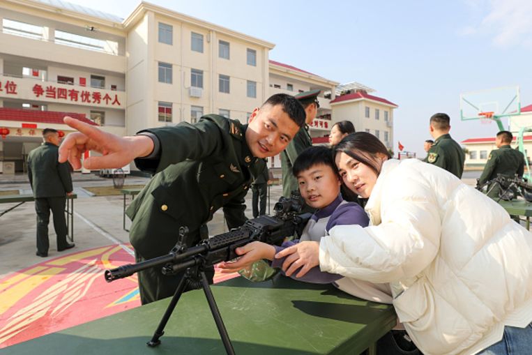 Familieden van Chinese soldaten in de stad Yingtan krijgen in januari van dit jaar uitleg over de wapens die militairen gebruiken. 
 Beeld Future Publishing via Getty Images