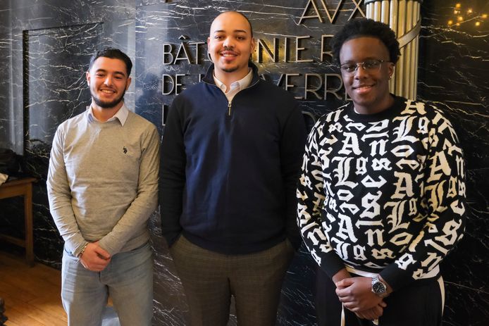 Laureaten Haïtam Sahil (20), Mathieu Stroeykens (20), en Chris Niyonkuru (19): “Jongeren met een migratieachtergrond denken vaak dat de studies niet aan hen besteed zijn. Projecten als DIApositief kunnen hen over de streep trekken."