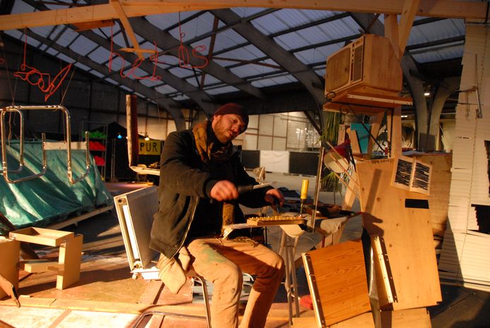 Corné van de Schoor in zijn verrijdbaar atelier dat hij uitsluitend van afval heeft gebouwd