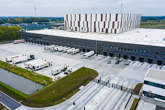 Barry Callebaut opent vandaag de grootste opslagplaats voor chocolade ter wereld, van waaruit Barry Callebaut via schip en vrachtwagen de hele wereld zal bevoorraden met Belgische chocolade.