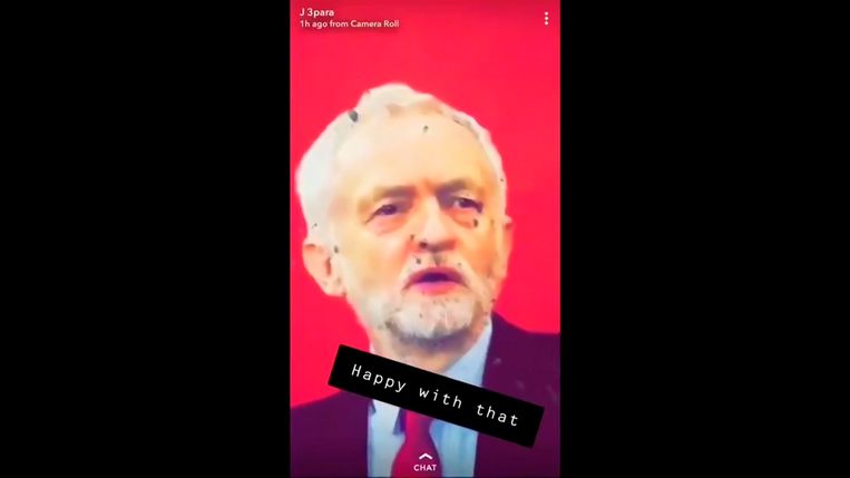 Een foto uit de video waarop Corbyns afbeelding is doorboord met kogelgaten.  Beeld AP