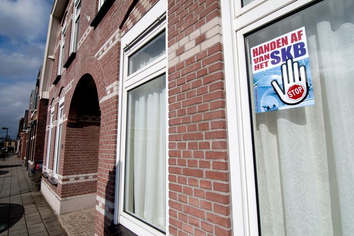 De slogan ‘Handen af van het SKB’ hing in 2012  wekenlang achter het raam van tientallen woningen in Winterswijk.