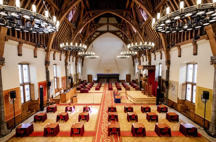 De Eerste Kamer vergadert tijdelijk in de Ridderzaal, omdat daar meer ruimte is.