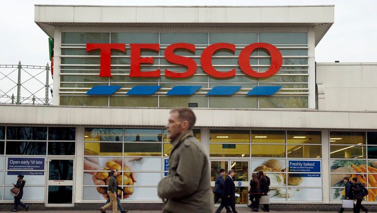 Een filiaal van de Britse supermarktketen Tesco, waar kip van 2 Sisters Food Group verkocht wordt. Beeld reuters