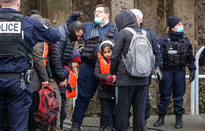 Beelden van de geredde migranten donderdag in Noord-Frankrijk.