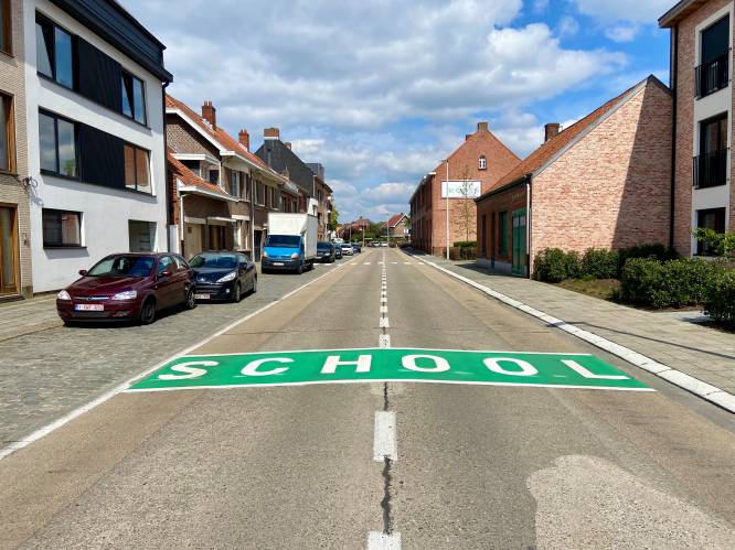 Nieuwe wegmarkeringen in Malle wijzen automobilisten erop dat ze in buurt van school rijden