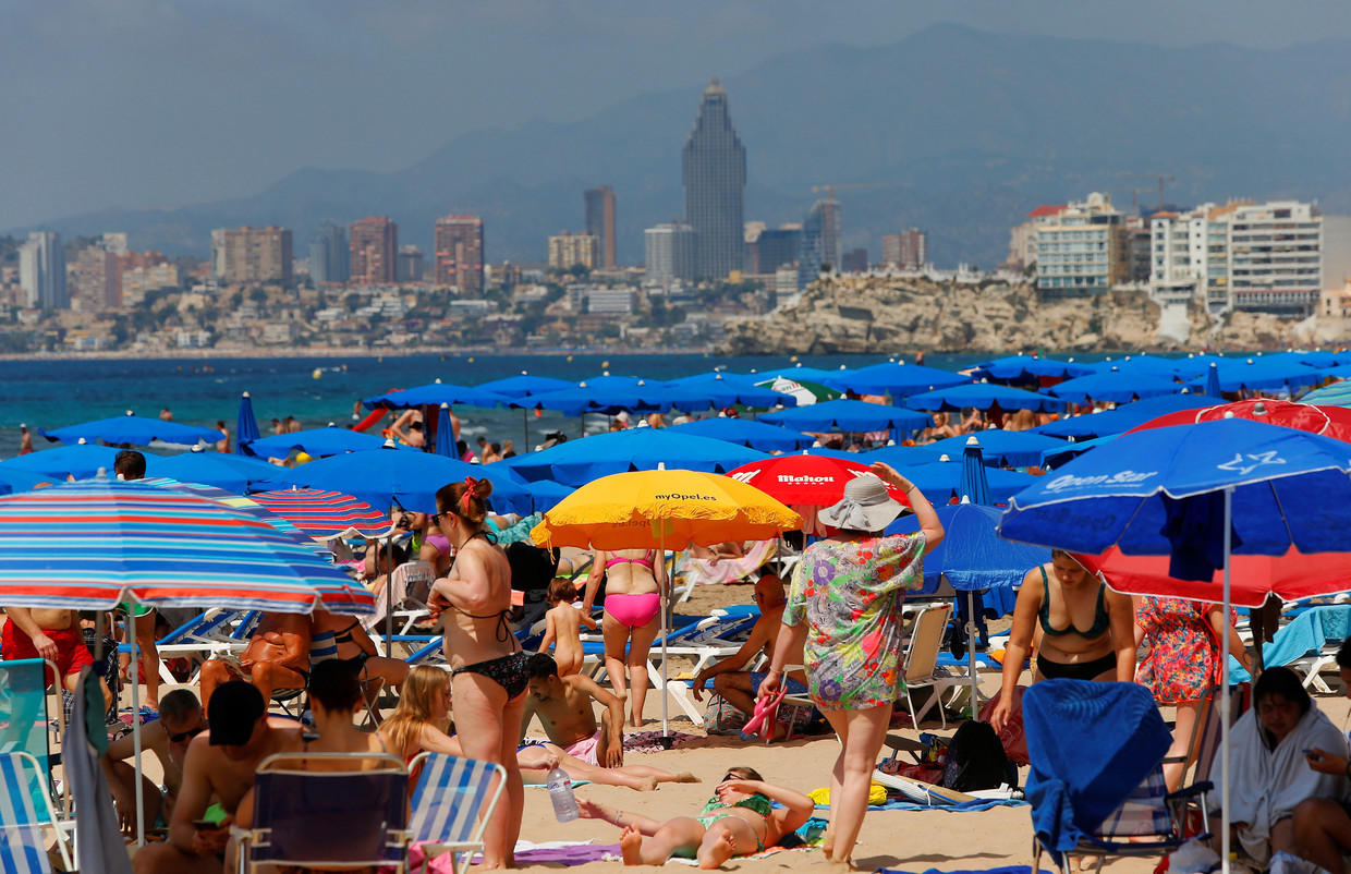 Toeristen in het Spaanse Alicante. Afzettingen die het afstand houden moesten vergemakkelijken zijn op stranden in de regio op 27 juni weer weggehaald.  Beeld EPA