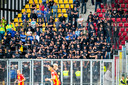Fans van PEC Zwolle, overwegend in het zwart gekleed.