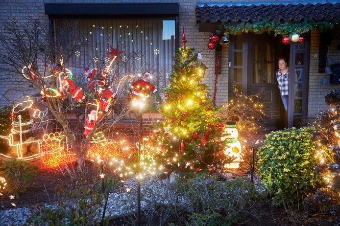 Kust onduidelijk Praten tegen Mooi versierde tuinen en spectaculaire, in kerstlicht badende huizen in  duistere coronatijden | Oss e.o. | bd.nl