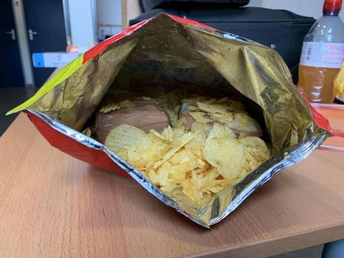 In een zak chips zat bijna 30.000 euro verborgen.