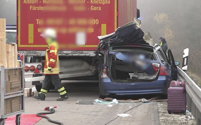 De blauwe BMW crashte eerst tegen de vangrail en reed daarna achteraan in op een vrachtwagen.