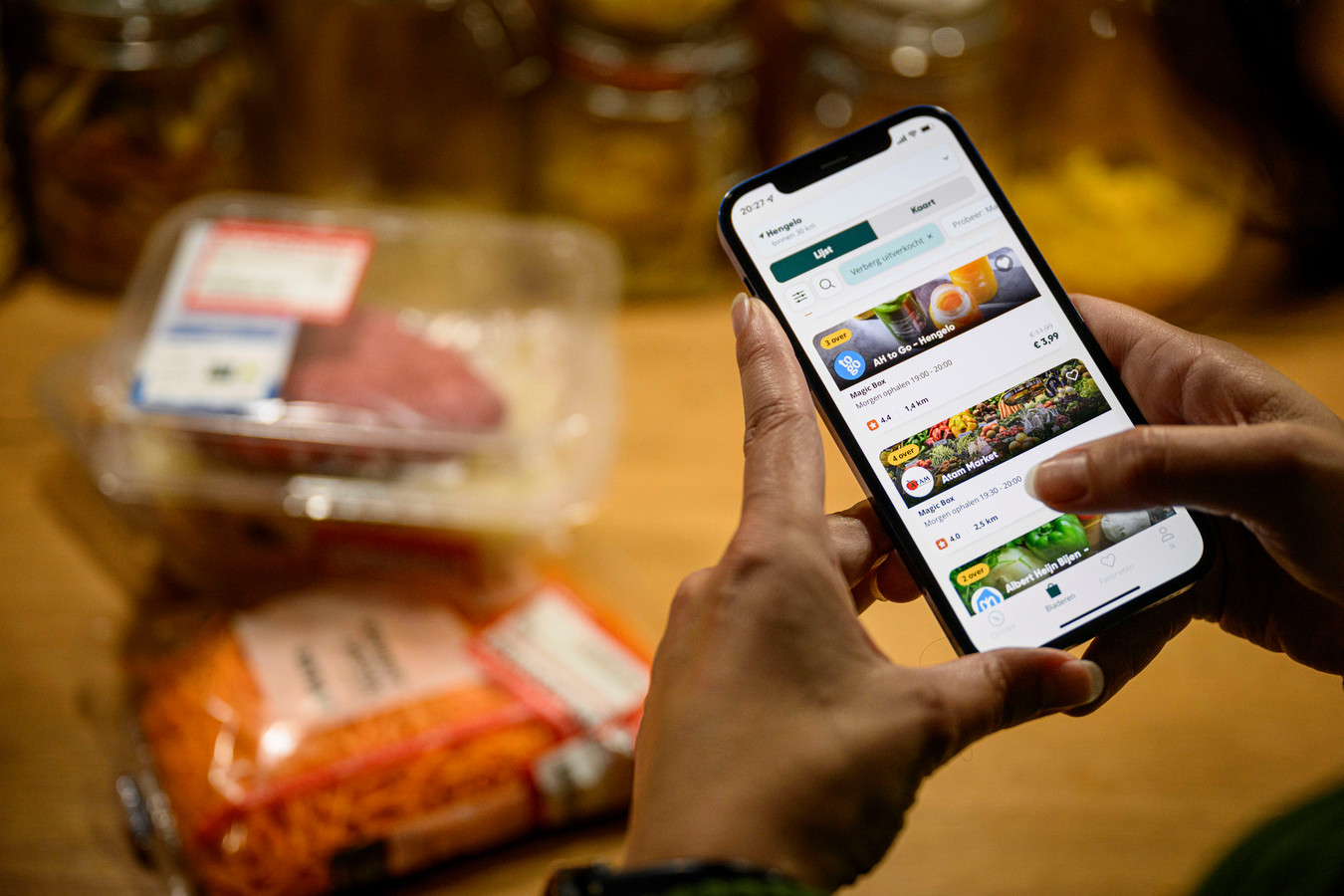 Via de app van Too Good to Go kunnen klanten voedselpakketen bestellen, gevuld met producten die anders zouden worden weggegooid.
