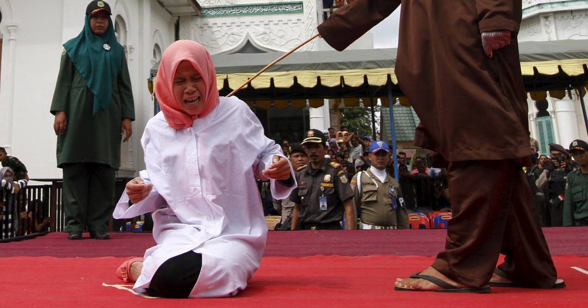 Indonesische Vrouw Krijgt Zweepslagen Omdat Ze Seks Had Voor Het Huwelijk Buitenland Hlnbe 2065