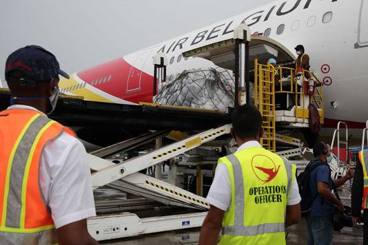 Een container met 90.000 doses AstraZeneca plus naalden en spuiten wordt afgeleverd op de luchthaven van Paramaribo. ANP RANU ABHELAKH
