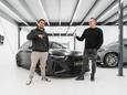 Topvoetballer Justin Kluivert liet zijn bloedsnelle Audi RS6 uitgebreid personaliseren door Absolute Motors, dat mede geleid wordt door Patrick Meijer (r)